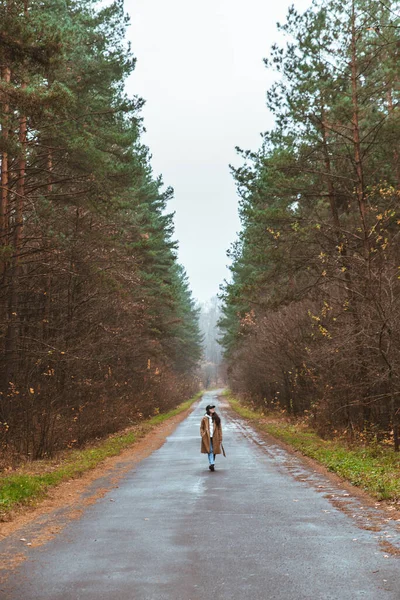 Femeie Care Merge Jos Drumul Gol Toamna Vreme Ploioasă — Fotografie, imagine de stoc