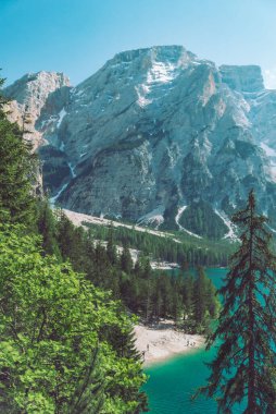 İtalya Dolomitler dağlarda Braies göl manzara görünümü. Arka plan