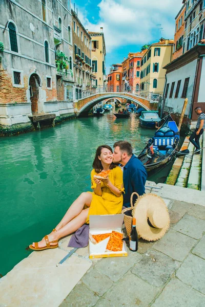 Пара Зустрічається Пірсі Красивим Видом Венеціанський Канал Їсть Піцу — стокове фото