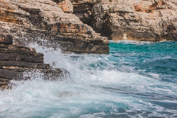 Vista Olas Rocosas Junto Mar Con Espuma Blanca Espacio Copia — Foto de Stock