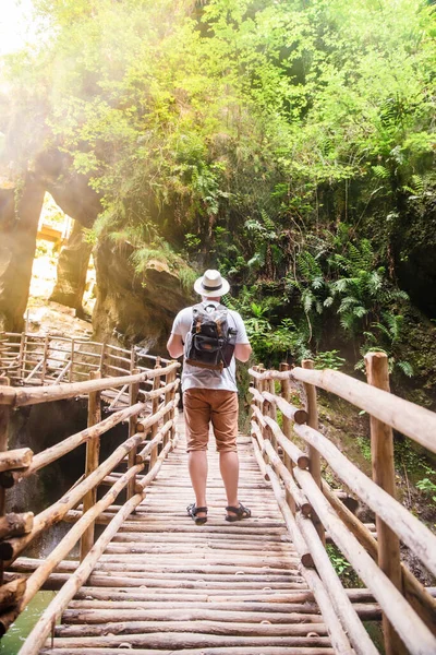 Backpacker Walking Wooden Trail Caglieron Caves Italy Летняя Концепция — стоковое фото