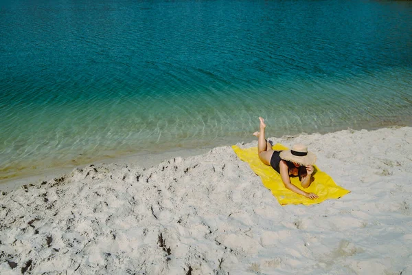 Mulher Que Coloca Cobertor Amarelo Banhos Sol Praia Areia Conceito — Fotografia de Stock