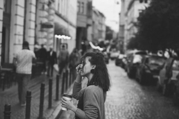 Joven Bonita Mujer Calle Ciudad Beber Café Taza Desechable Estilo — Foto de Stock