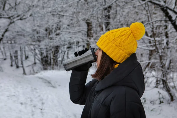 Mulher Roupa Inverno Bebendo Bebida Aquecimento Espaço Cópia Caneca Recarregável — Fotografia de Stock