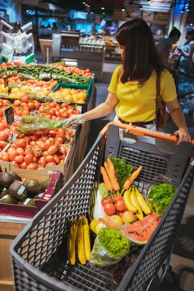 Mujer Hacer Compras Ciudad Supermercado Tienda Comestibles —  Fotos de Stock