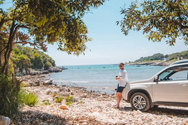 Mann Der Nähe Von Weißen Geländewagen Sommer Meer Strand Freiheit — Stockfoto