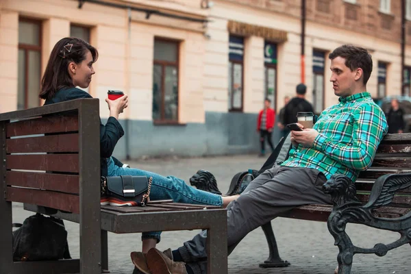 Laughing Talking Man Woman Sitting Bench Drinking Coffee Surfing Internet — Stock Photo, Image