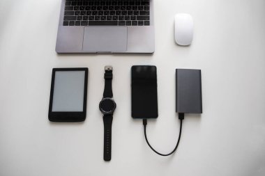 Bilgisayarlı bilgisayar faresi gibi farklı nesnelerin düz konumu akıllı saat e-kitap güç bankası cep telefonu