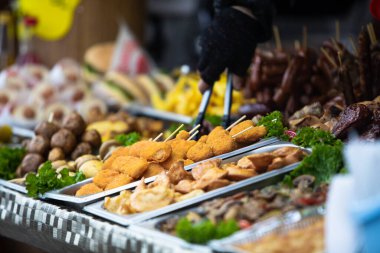 Fast food festivali. Kış zamanı. Uzayın kopyası.