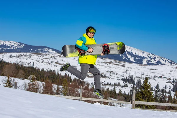 Arka Planda Elleri Dağlarda Snowboard Yapan Bir Adam Var Güneşli — Stok fotoğraf