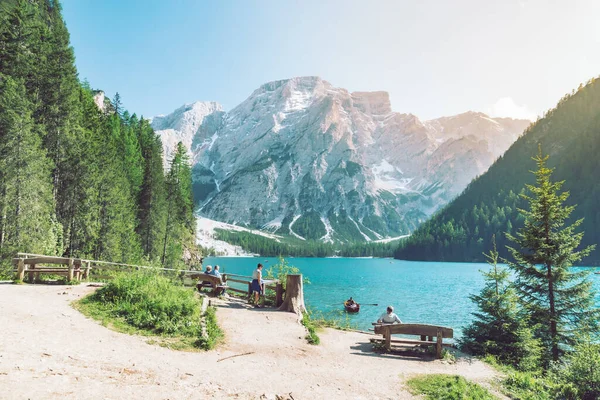 Homem Sentado Banco Desfrutando Vista Lago Nas Montanhas Conceito Viagem — Fotografia de Stock