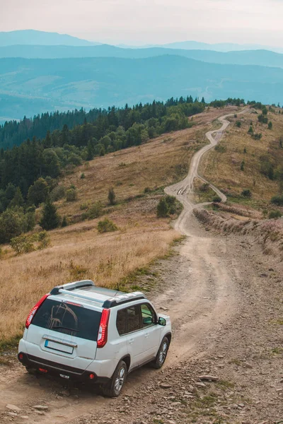 Todoterreno Viaje Coche Por Las Montañas Pico Otoño Temporada Viaje — Foto de Stock