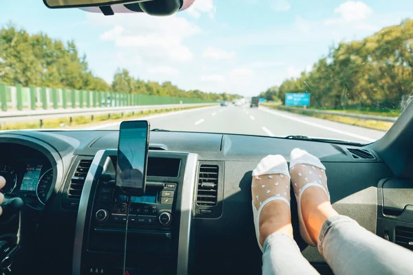 Frau Beine Auf Auto Armaturenbrett Road Trip Autobahn Mieten Konzept — Stockfoto