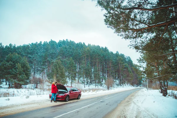 Man Die Bij Een Kapotte Auto Stond Sneeuwde Het Winterweer — Stockfoto