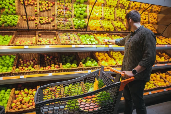 Mann Lebensmittelgeschäft Kauft Früchte Und Kopiert Platz — Stockfoto