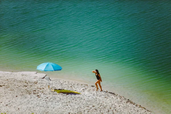 Mulher Maiô Andando Pela Praia Areia Guarda Sol Azul Amarelo — Fotografia de Stock