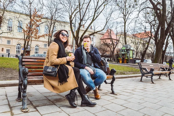 Young Adult Couple Eating Fast Food Bench City Park Lifestyle — Stock Photo, Image