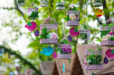 yumurta ve çiçekler ile paskalya dekorasyon kuşlar. Tatil