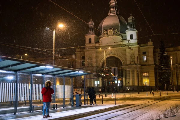 Uomo Inverno Nevicato Notte Alla Stazione Ferroviaria Attesa Spazio Copia — Foto Stock