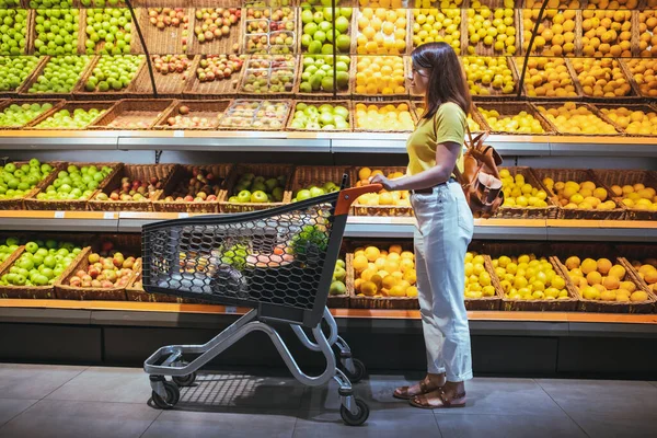Frau Auf Lebensmittelmarkt Mit Einkaufswagen Supermarkt — Stockfoto