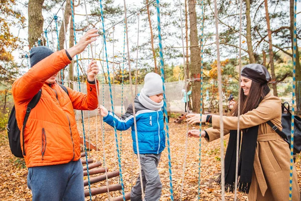 Heureux Jeune Famille Avec Tout Petit Enfant Fils Jouer Automne — Photo