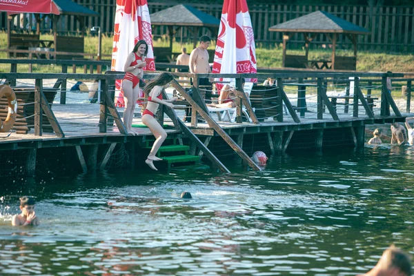 Kızlar Yaz Vakti Iskeleden Göle Atlıyorlar — Stok fotoğraf
