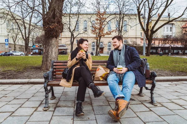 Young Adult Couple Eating Fast Food Bench City Park Lifestyle — Stock Photo, Image