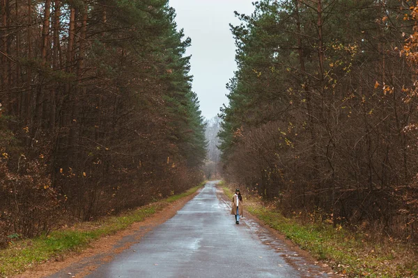 Femeie Care Merge Jos Drumul Gol Toamna Vreme Ploioasă — Fotografie, imagine de stoc