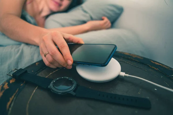 Woman Put Cellphone Charging Wireless Charge Copy Space — Stock Photo, Image