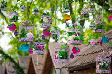 yumurta ve çiçekler ile paskalya dekorasyon kuşlar. Tatil