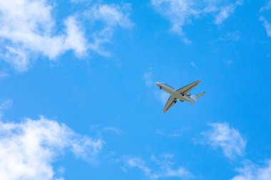 Gökyüzü seyahati konseptinde uçak kopyalama alanı