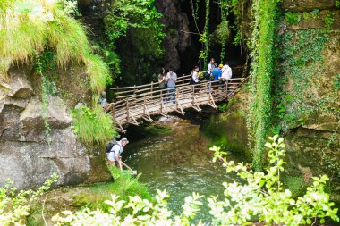 Caglieron, İtalya - 26 Mayıs 2019: Bir grup turist mağaralarda yürüyüş parkurunda. yaz tatili aktiviteleri