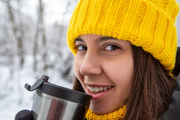 Lächelnde Frau Winteroutfit Trinkt Aufwärmgetränk Aus Mehrwegbecher — Stockfoto