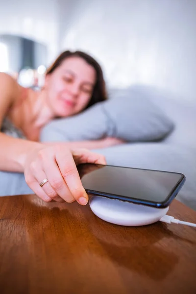 Woman Put Cellphone Charging Wireless Charge Copy Space — Stock Photo, Image