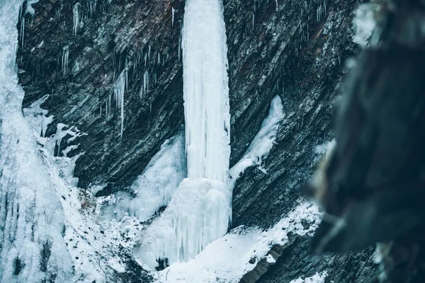 Winter Gefrorenen Wasserfall Aus Nächster Nähe Eis Und Wasser — Stockfoto