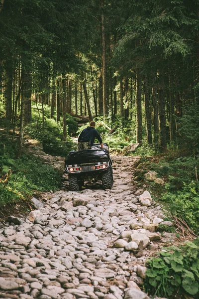 Człowiek Terenie Pojazdu Jazdy Kamiennym Szlakiem Lesie Lato — Zdjęcie stockowe