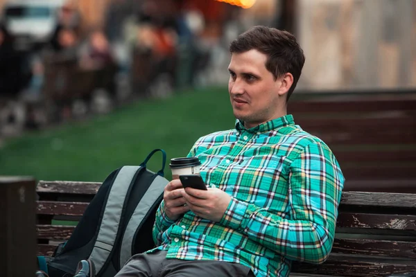 Retrato Homem Bonito Jovem Sentado Banco Bebendo Café Navegando Internet — Fotografia de Stock