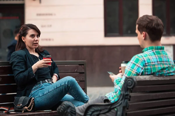 Smiling Couple Sitting Bench Talking Each Other Drinking Coffee Friends — Stock Photo, Image