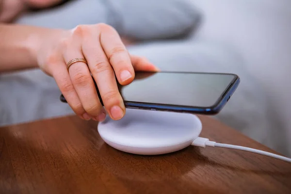 Mulher Mão Fechar Colocando Telefone Carregador Sem Fio Hora Manhã — Fotografia de Stock