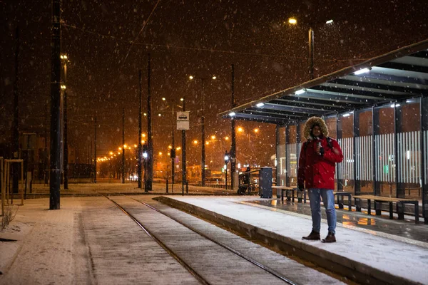 Hombre Abrigo Rojo Invierno Pie Parada Tranvía Autobús Espera Transporte — Foto de Stock