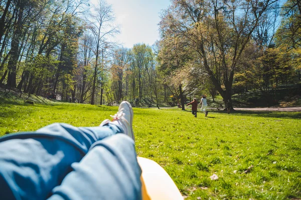 Persona Vista Hombre Acostado Aire Sofá Soleado Primavera Día — Foto de Stock