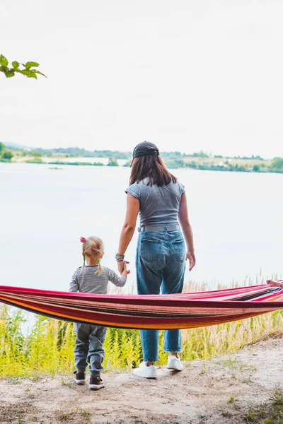 Young Pretty Woman Laying Hammock Lake Beach Summer Time — Stock Photo, Image