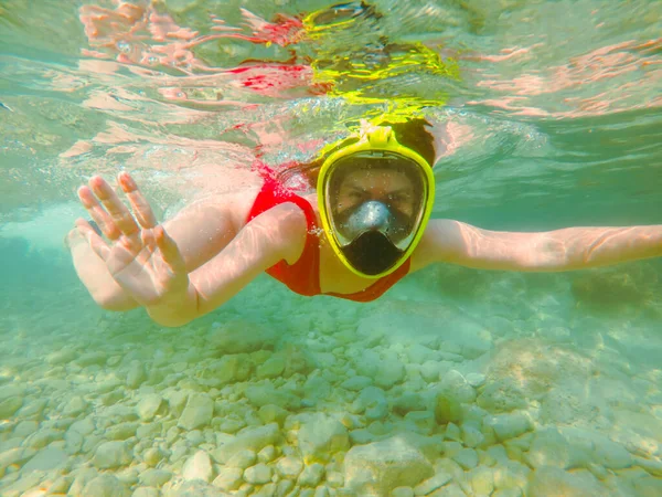Mulher Fato Banho Vermelho Subaquático Com Máscara Snorkeling Chinelos Férias — Fotografia de Stock