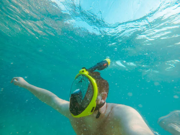 Man Met Snorkelmasker Onderwater Zomer Zee Vakantie Helder Transparant Water — Stockfoto