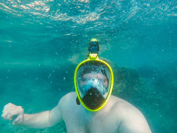Homme Avec Masque Plongée Sous Marine Vacances Été Mer Claire — Photo