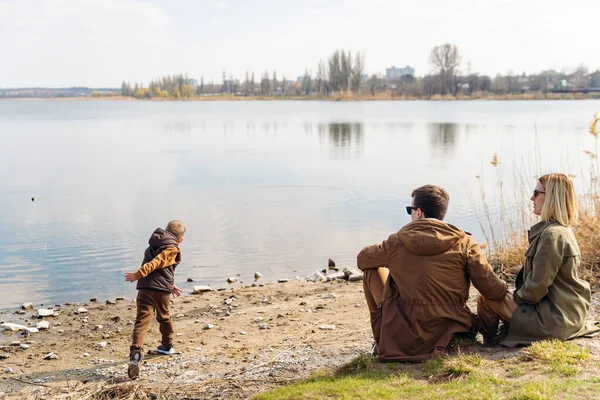 Padre Che Insegna Figlioletto Gettare Sassi Nell Acqua Giovane Famiglia — Foto Stock