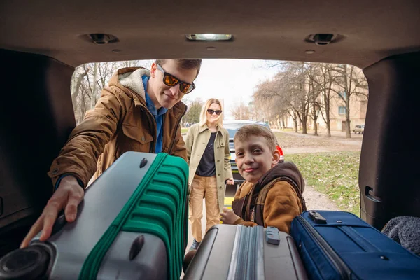 Família Com Criança Colocando Saco Porta Malas Carro Recolha Viagens — Fotografia de Stock