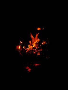 Ateş alevi siyah dizayn grafik kaynaklarında izole edildi