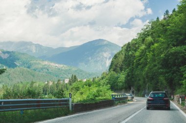 dağlar da speedway görünümü yaz seyahat konsepti
