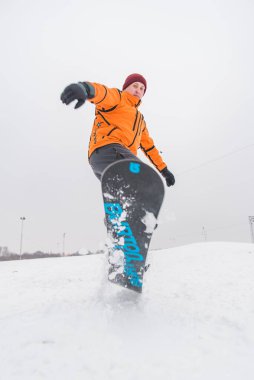 Tepenin aşağısında snowboard yapan bir adam. Kış sporu zamanı